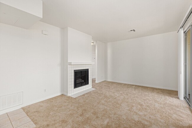 Building Photo - ? Spacious 2 Bedroom / 2 Bath Condo in Sab...