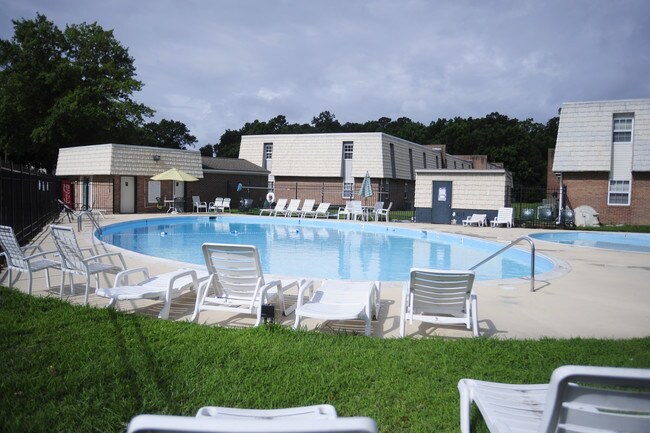 Piscina - Newport Lake Apartments