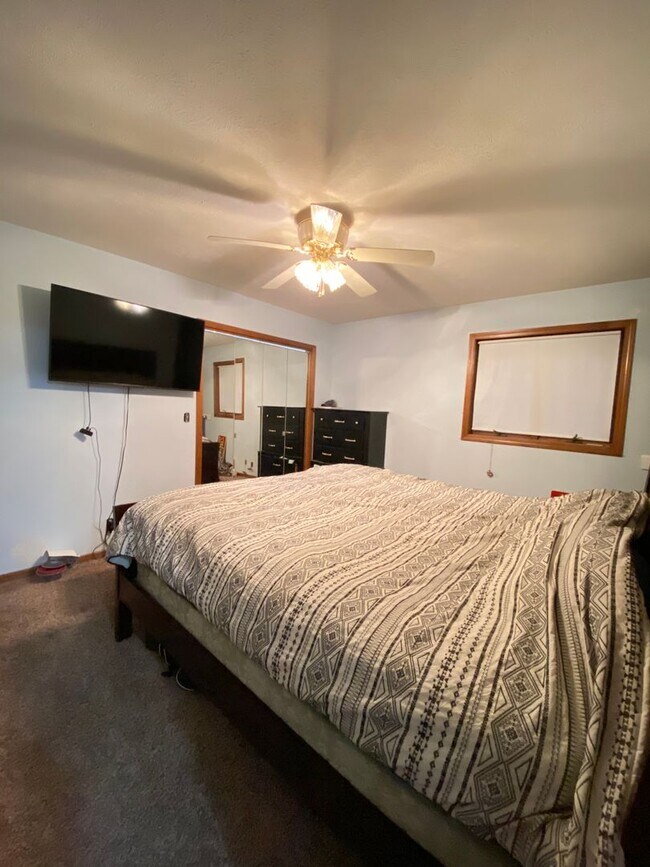 Foto del edificio - 4 Stall Garage, 3 Bed and 3.5 Baths in Cen...