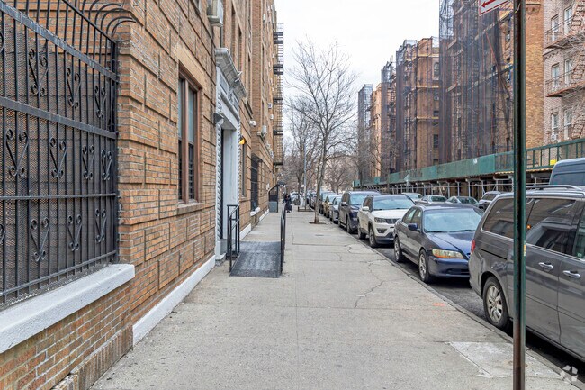 Pasarela - 2187 Holland Ave