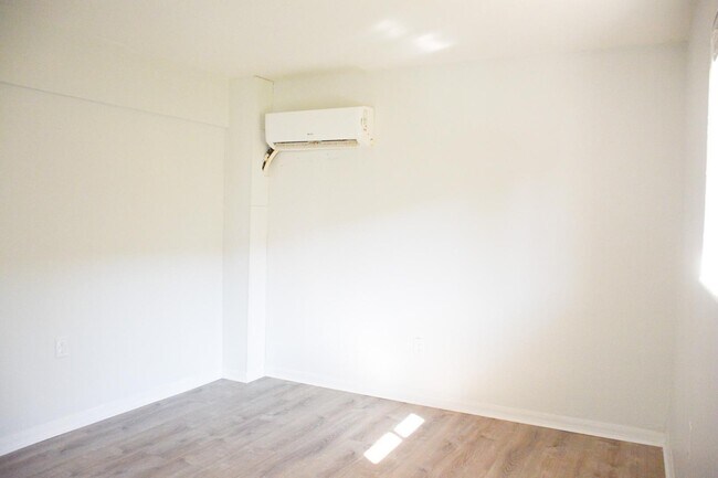 Building Photo - 211 Circle Dr