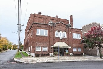 Building Photo - 404 Main St