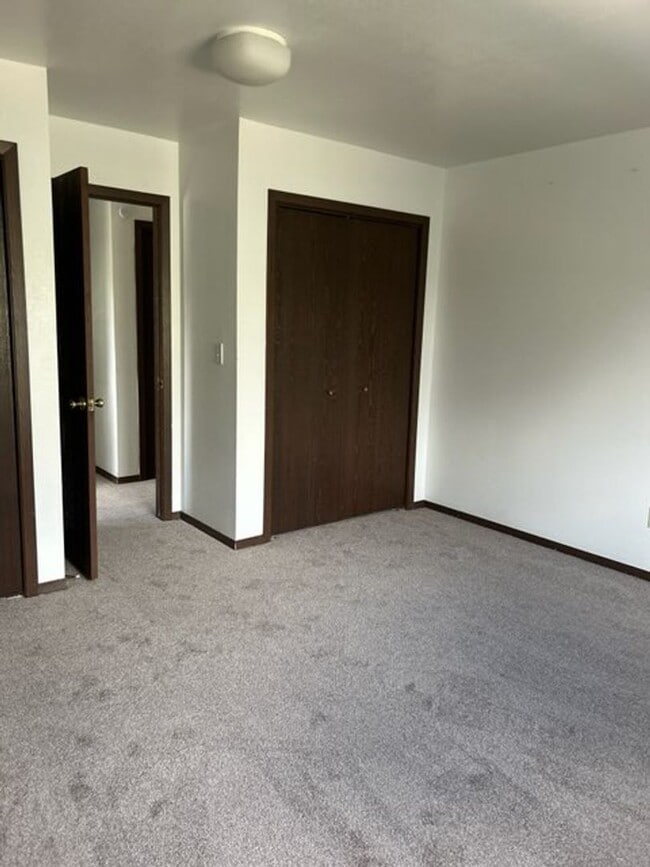 Building Photo - 93 Meadowood Dr