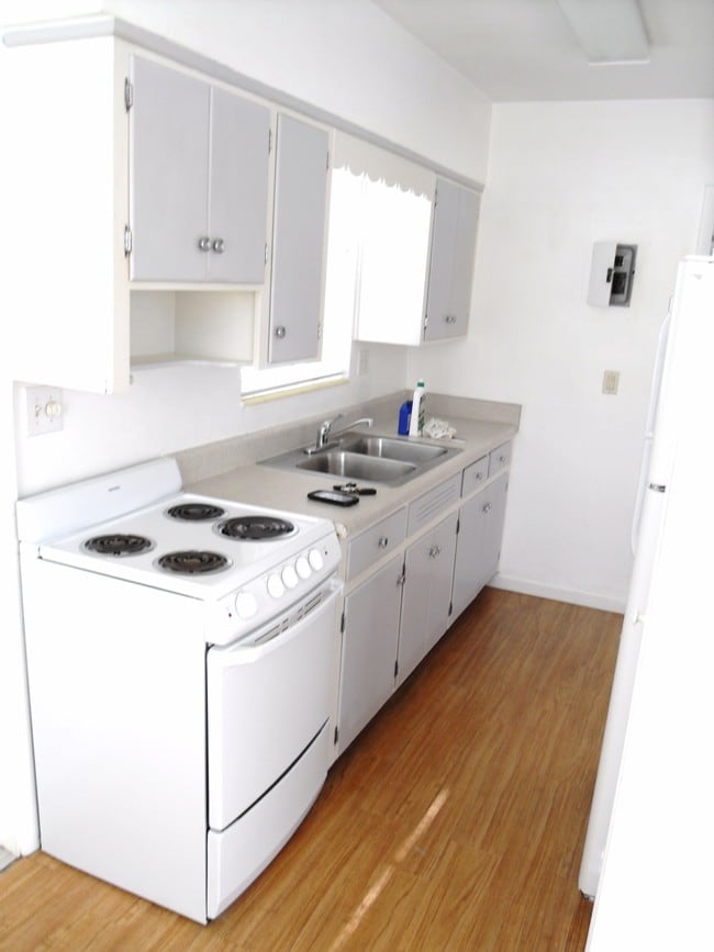 Kitchen - 900 SW 7th Terrace