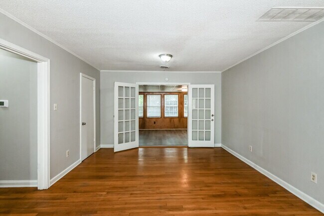 Building Photo - 828 S Mendenhall Rd