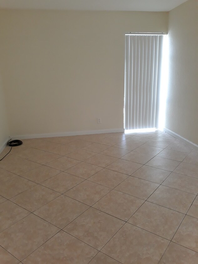 Foto del edificio - 1755 Forest Hill Blvd