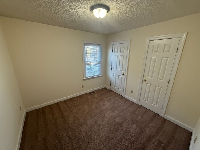 Building Photo - 105 Apache Dr