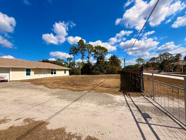 Building Photo - 15859 68th Ct N