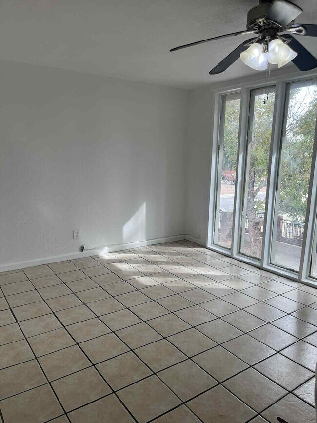 Foto del edificio - 3371 Brussels St