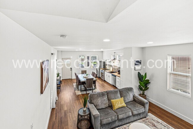 Foto del edificio - Fully Furnished 3BR/2BA Home in Indianapolis – Modern Comfort!
