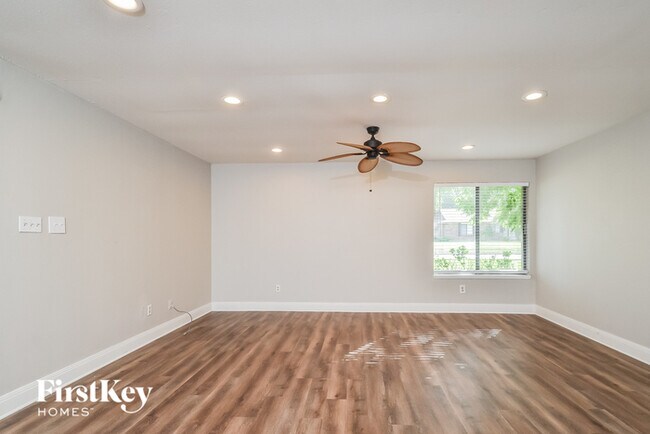 Building Photo - 3004 Charter Oak Dr