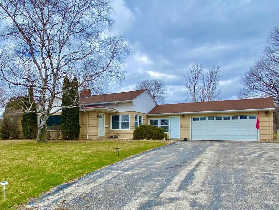 704 E Freistadt Rd, Thiensville, WI 53092 House Rental in Thiensville