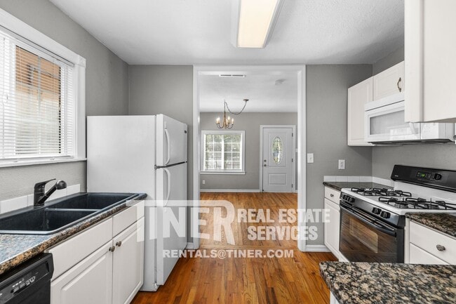 Building Photo - Charming Two Bedroom Home