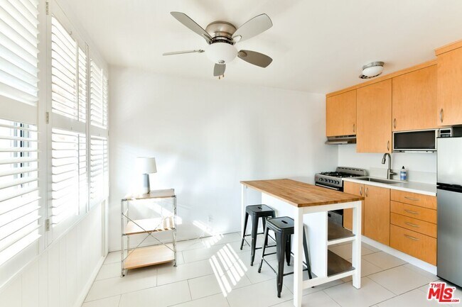 Foto del edificio - 2033 Cloverfield Blvd