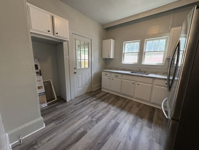 Building Photo - Spacious Akron Single-Family Home with Front Porch, Dining Room, Fireplace & Backyard!