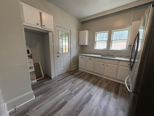 Foto del edificio - Spacious Akron Single-Family Home with Front Porch, Dining Room, Fireplace & Backyard!
