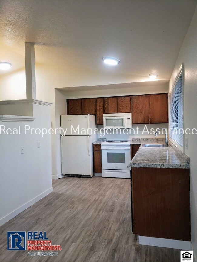 Building Photo - 2BD/1BA Condo Unit in Lake Oswego/Tualatin...