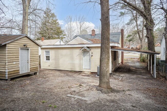 Building Photo - 3 Bed/2 Bath with a great back yard!