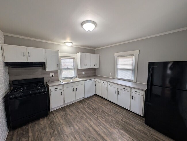 Foto del edificio - Spacious 3-Bedroom, 1.5-Bathroom Home with Garage – $1,950/Month