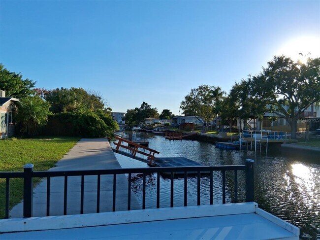 Foto del edificio - 14915 Old Dixie Hwy