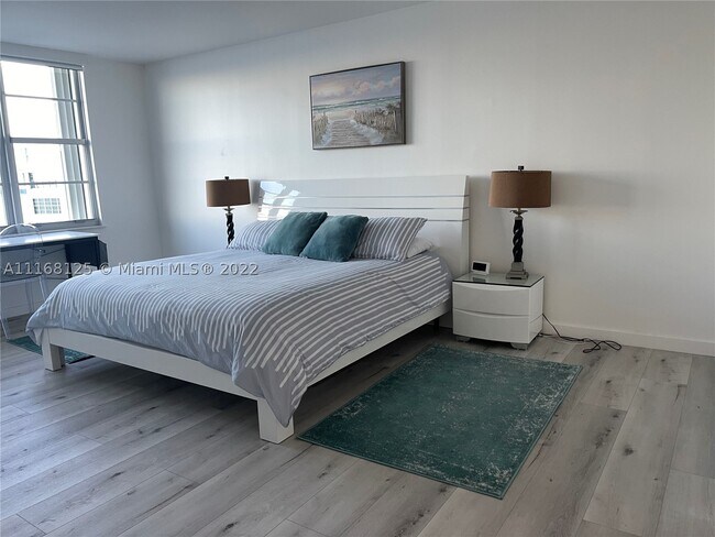Building Photo - 5161 Collins Ave