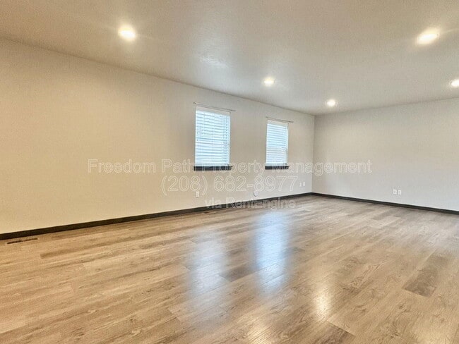 Building Photo - 1425 E Seleta Ln