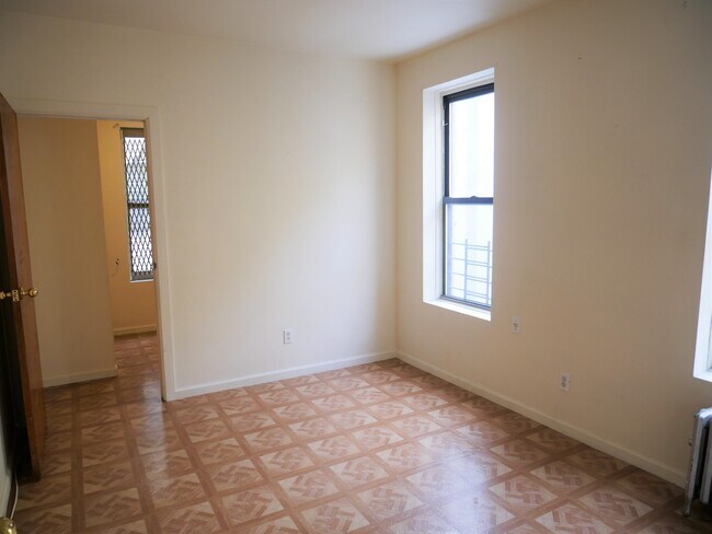 Building Photo - 424 E 116th St