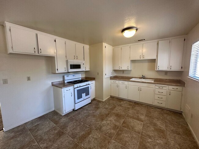 Building Photo - 537 Arrowhead Ct