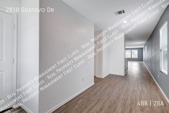 Foto del edificio - 2810 Gustavo Dr