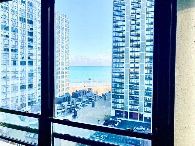 Building Photo - 5740 N Sheridan Rd