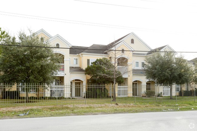 Building Photo - Windsor Gardens