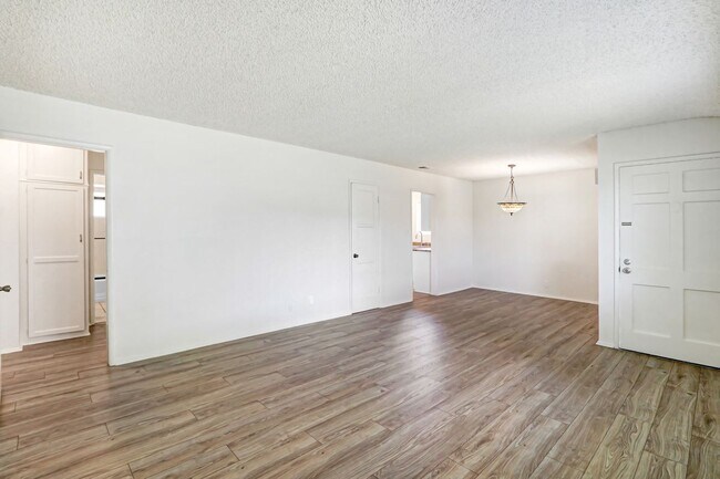 Foto del edificio - 677 N Tulare Way