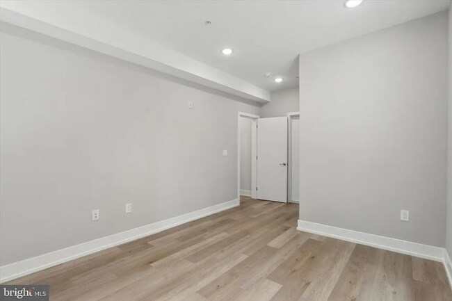 Building Photo - 401 E Walnut Ln
