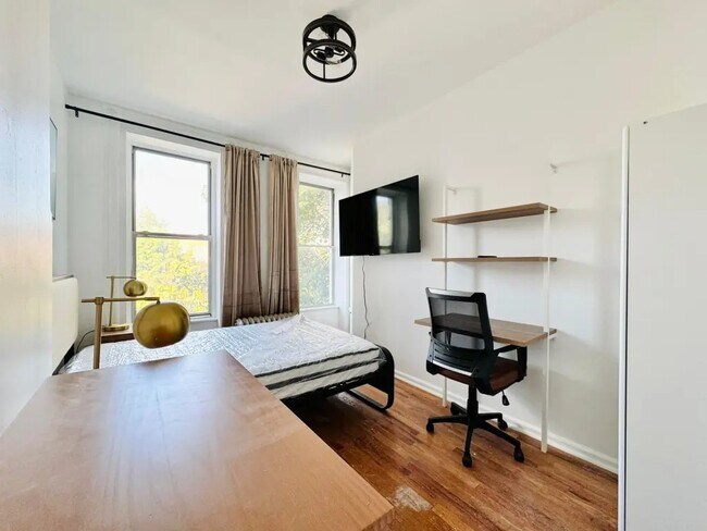 Foto del edificio - Furnished room/NOT APARTMENT