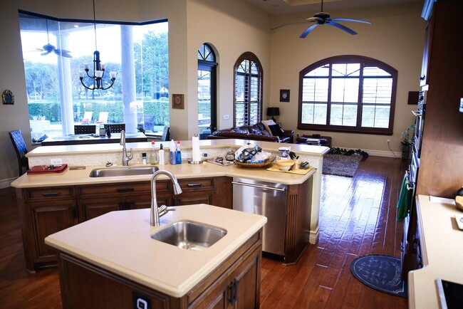 Building Photo - 460 N Country Club Dr