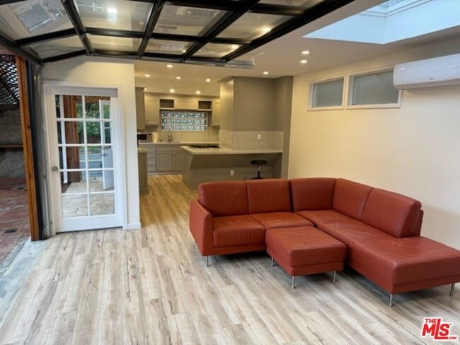 Foto del edificio - 1636 N Beverly Glen Blvd