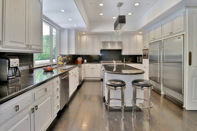 Building Photo - 5427 Encino Ave