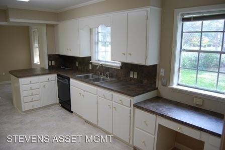 Building Photo - 400 Trinity Cir