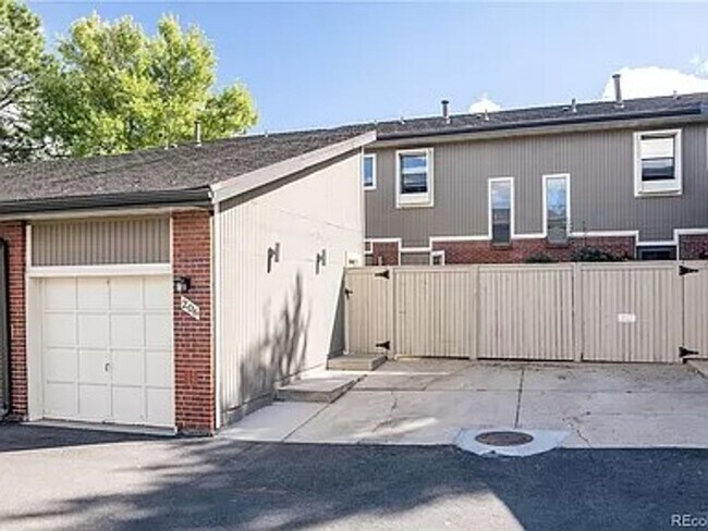 Foto del edificio - Beautifully Remodeled 3 bed, 3.5 Bath Town...