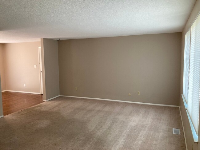 Building Photo - 585 Meadowview Ln