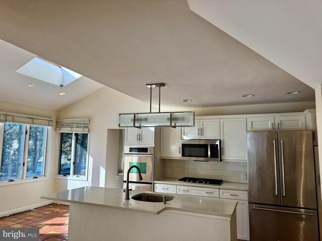 Foto del edificio - 8233 Fairview Rd