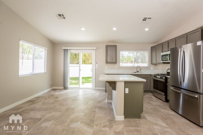 Building Photo - 423 Regal Robin Way