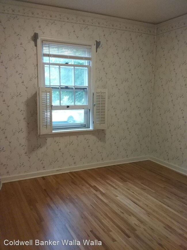Building Photo - 3 br, 1 bath House - 504 E Chestnut St.