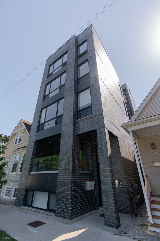 Foto del edificio - 4119 N Western Ave