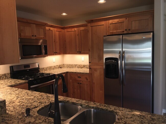 Building Photo - 3 Bedroom 2.5 Bath Home in SE Bend
