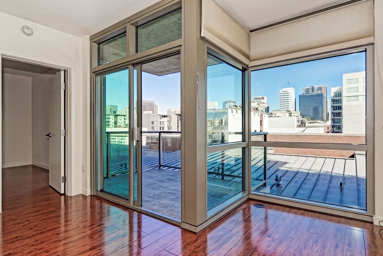 Foto principal - Modern Downtown Condo in Premier High-Rise...