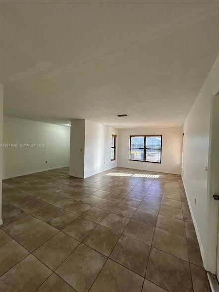 Foto del edificio - 4201 Navarre Ave