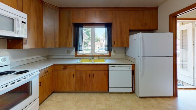 Building Photo - Great Duplex on Campus