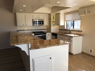 Cocina con lavavajillas, horno y microondas de acero inoxidable. - 533 N Helberta Ave