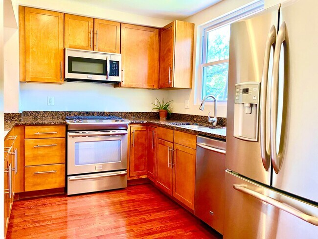 Building Photo - 3 Bedroom 2 Bathroom - Pets Welcome!
